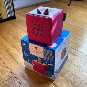 toniesbox with charger and characters